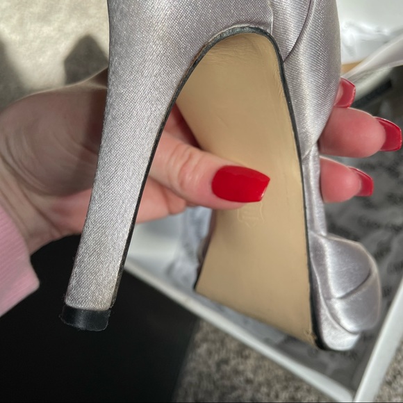 Silver Heels - Picture 5 of 12